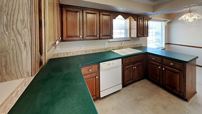 Building Photo - Very Nice 3 Bedroom 2 Bath Home in Yukon Schools