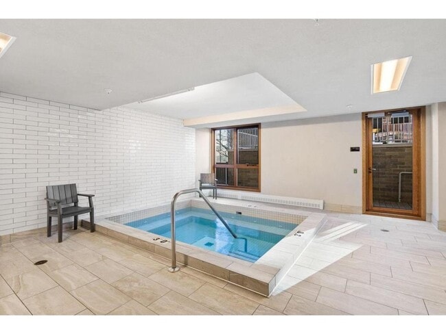 Building Photo - 433 S 7th St