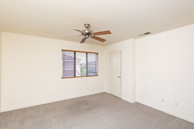 Building Photo - 2 Bedroom Townhome in Scripps Ranch