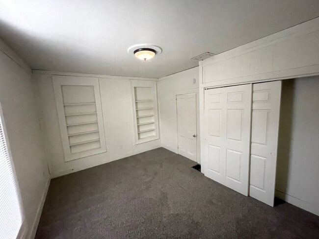 Building Photo - 5 Bedroom Available NOW