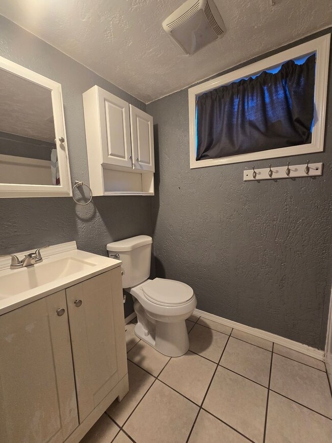 Building Photo - 135 Custer Ave