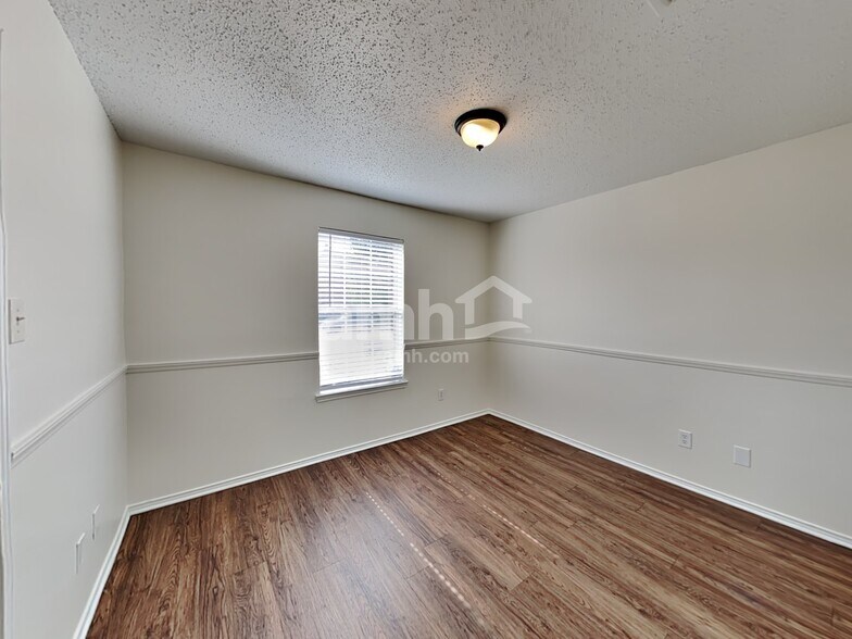 Building Photo - 2043 Wildwood Dr