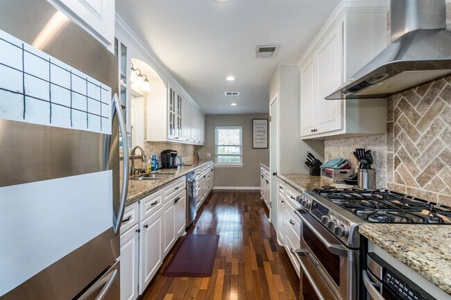 Building Photo - 9127 Highcrest Dr