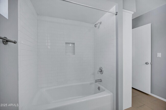 Building Photo - 8558 E Vía De Viva