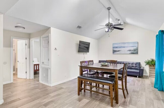 Building Photo - 102 W Corral St