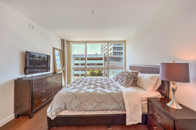Building Photo - 4471 Dean Martin Dr