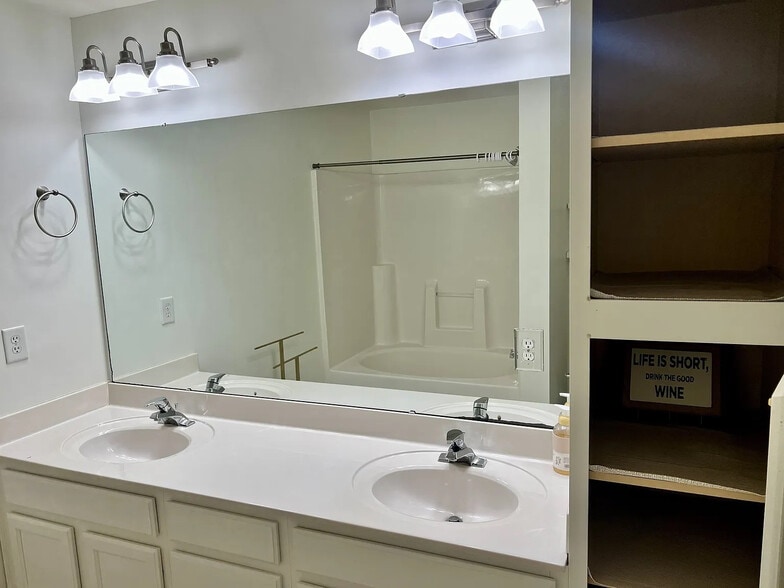 Building Photo - Room in Condo on Donatello Avenue