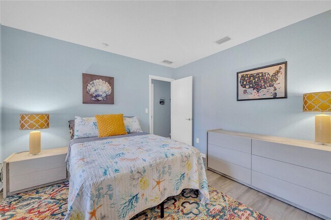 Building Photo - Annual furnished 2 bed/2 bath Villa in Sarasota close to Siesta Key!