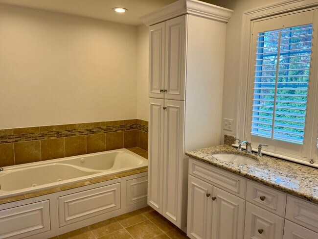 Building Photo - Lawton Lane Management