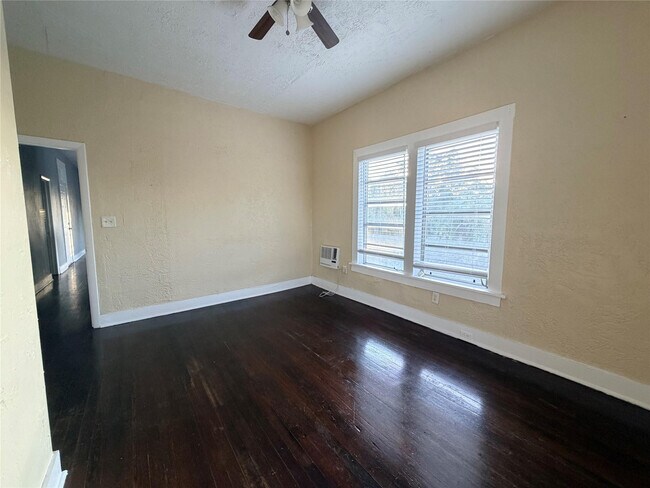 Building Photo - 1849 Dewey St