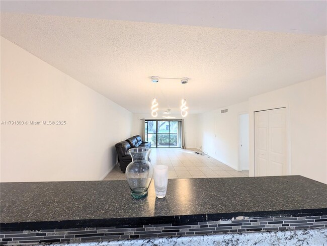 Building Photo - 310 Lakeview Dr
