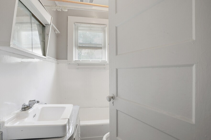 Building Photo - 1023 W 37th St