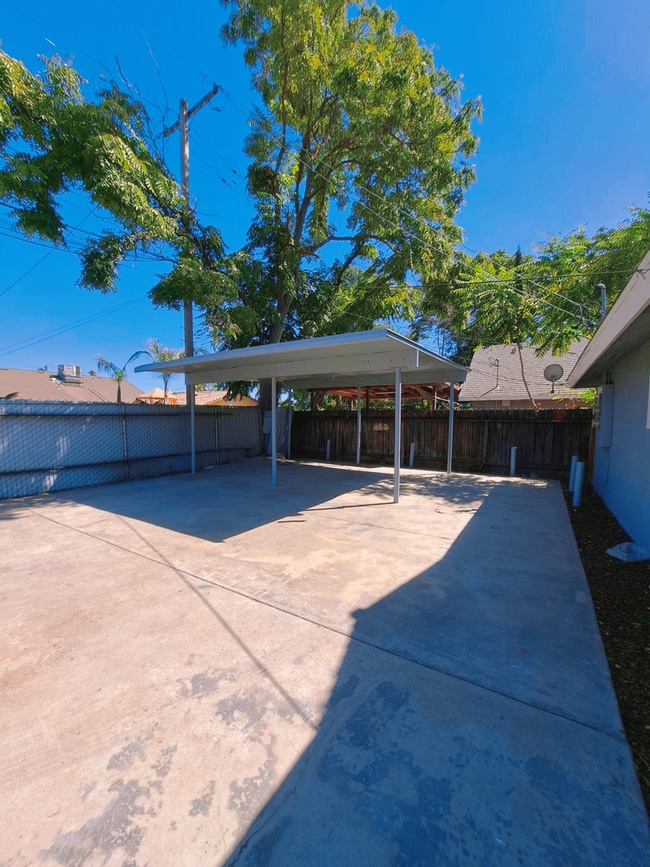 Building Photo - 2221 S Poppy Ave