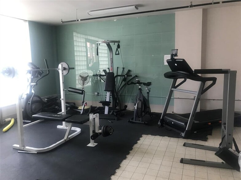 Building Photo - 723 5th Ave E