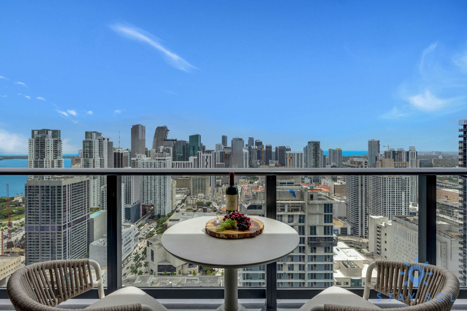 Building Photo - 601 NE 1st Ave