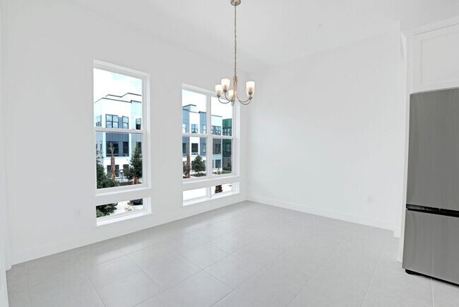Building Photo - Brand New Luxury Town Home