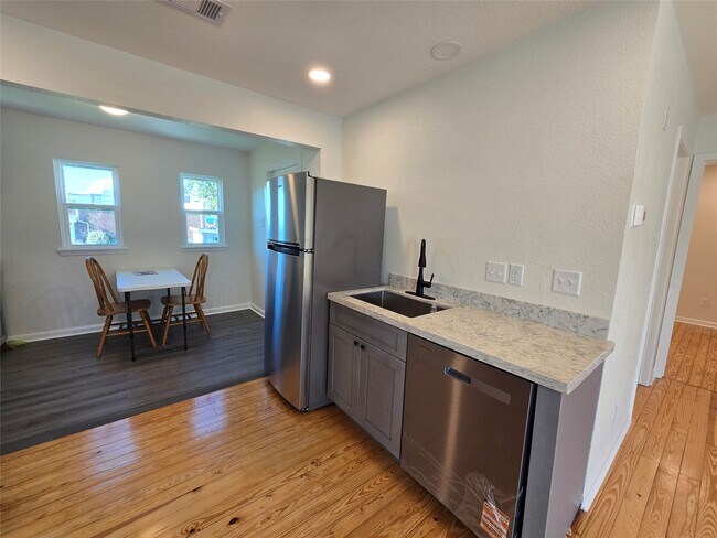 Building Photo - 914 Avenue K