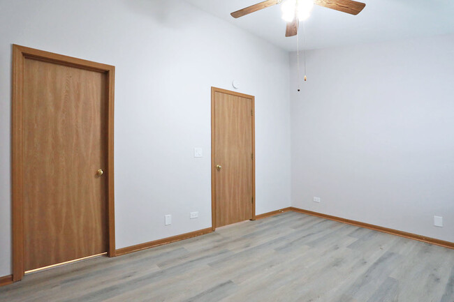 Building Photo - 724 Shady Oaks Ct