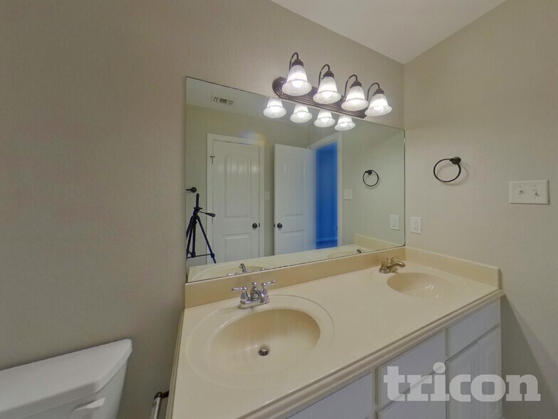 Building Photo - 825 Rambling Ct