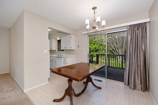 Building Photo - Prime location