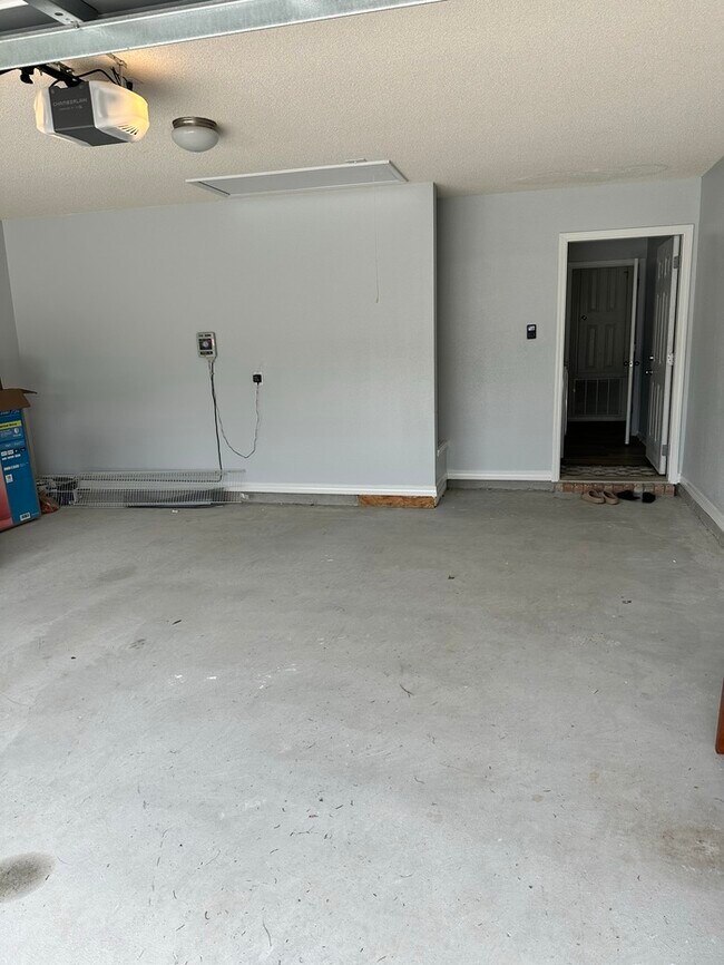 Building Photo - Large 4 bed / 3 bath home minutes from Nav...