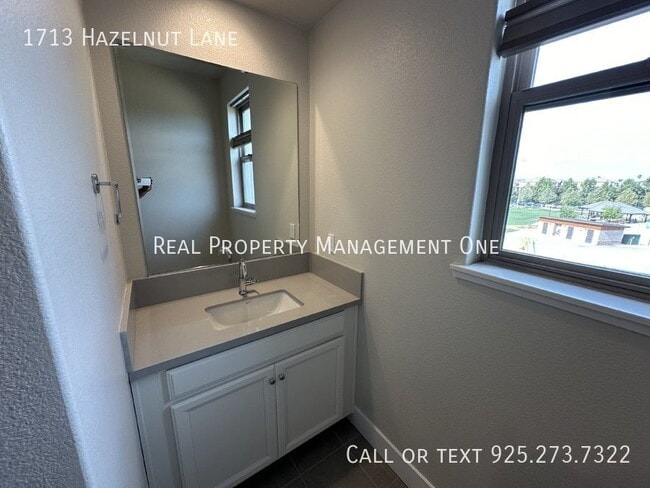 Building Photo - 1713 Hazelnut Ln