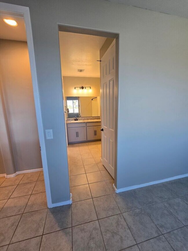 Building Photo - MOVE IN SPECIAL!! 3 Bedroom/ 2 Bath Red Rock Oasis