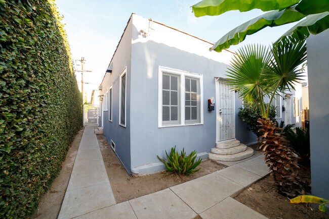 Building Photo - 1020 N Kingsley Dr