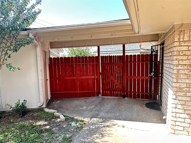 Building Photo - 10902 Bob White Dr