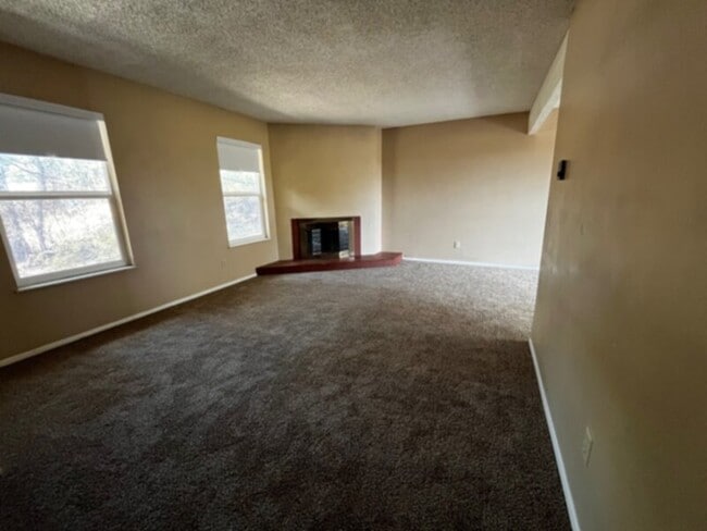 Building Photo - Charming multi-story duplex unit, nestled ...