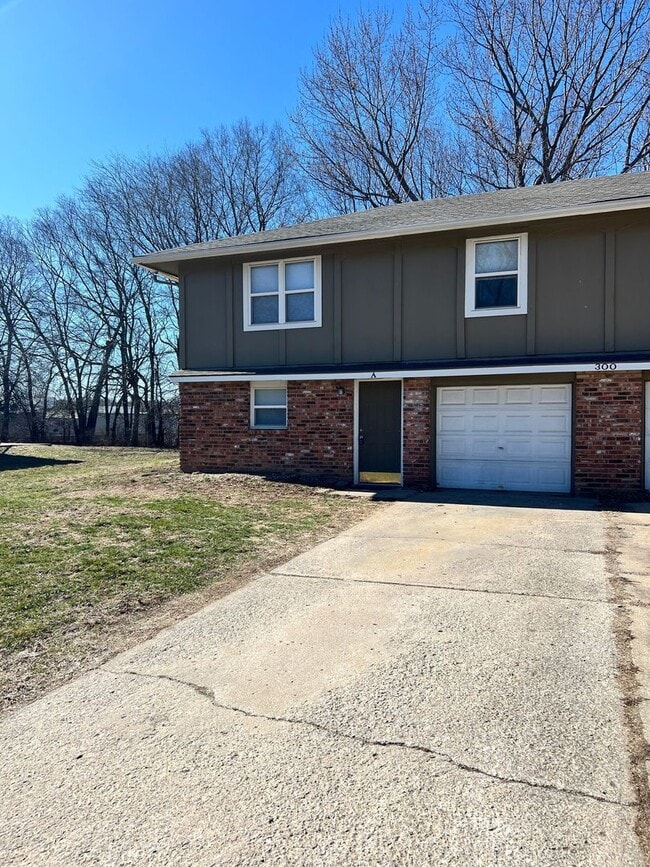 Building Photo - Spacious Split-Level Duplex in Lee’s Summit