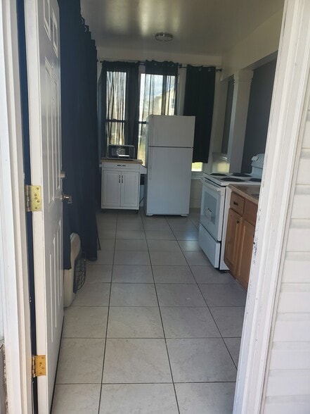 Doorway entrance - 5513 Edna Ave