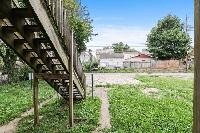 Building Photo - 987 Lilley Ave