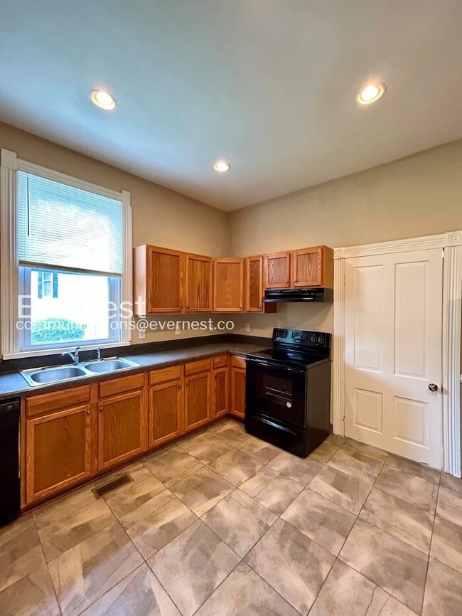Building Photo - 3 Bed, 1 Bath Home with Driveway and Hardwood Floors | Housing Vouchers Accepted |  Available Now!