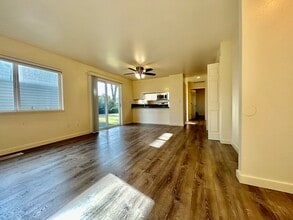 Building Photo - 550 Van Wey Cir