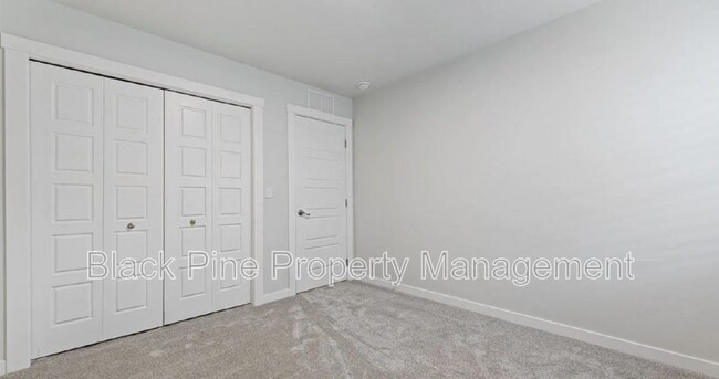 Building Photo - 3949 N Amberwood Ave