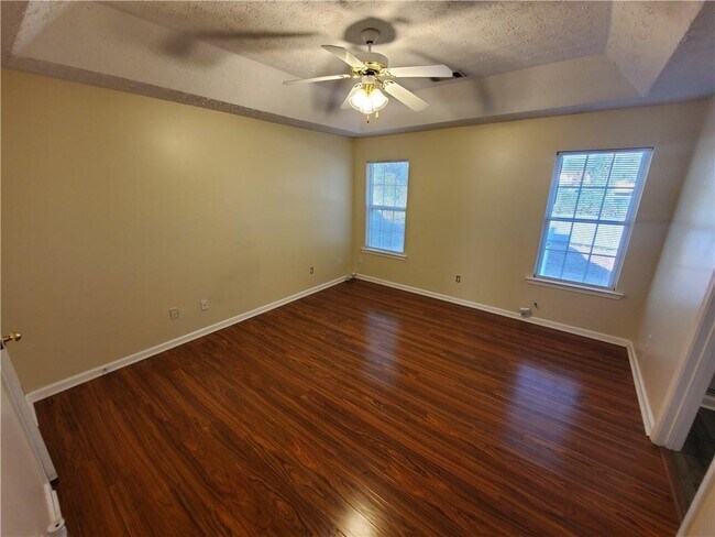 Building Photo - 5450 Twin Lakes Dr