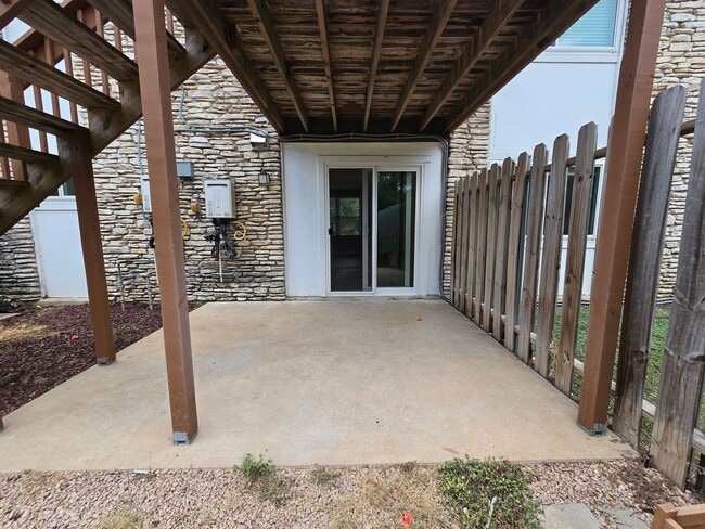 Building Photo - 2504 Manor Cir