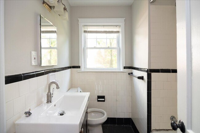 Building Photo - Newly Renovated 3/2 Feet From Atlanta Belt...