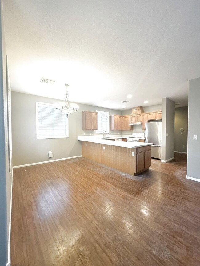 Building Photo - Vaulted Ceiling Home, Gated Community w/ P...