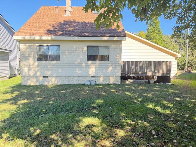 Building Photo - Bellevue!  2 Bedroom / 2 Bath House w/ Loft!  Renovated - Pet Friendly