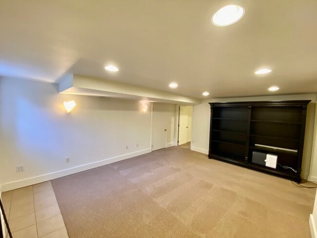 Building Photo - 4802 NE 45th St