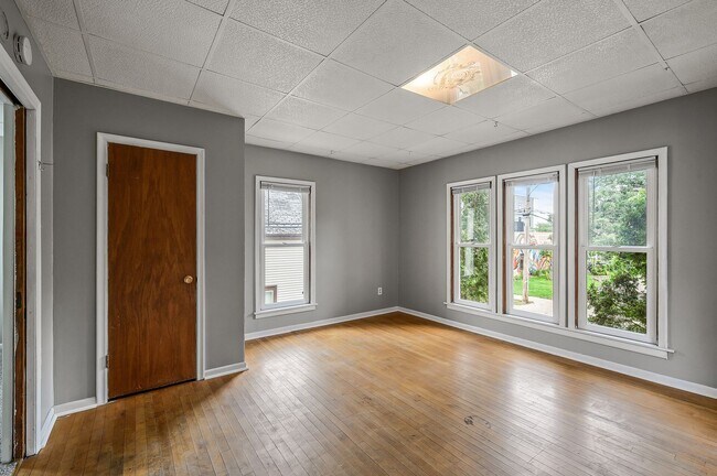 Building Photo - Cute 2BR 1 Bath Apartment Available 8/15