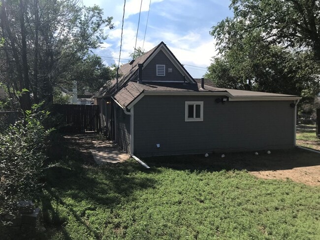 Building Photo - 2 Bed 1 Bath - Fully Renovated - Available...
