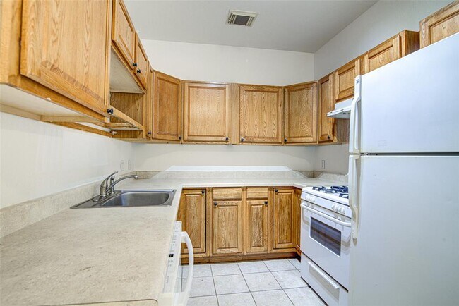 Building Photo - 4605 Ribbecke Ave