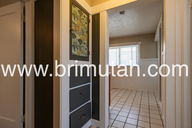 Building Photo - 628 Browning Ave S