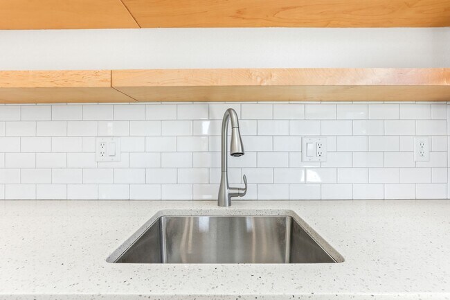 Building Photo - 4030 SE 62nd Ave