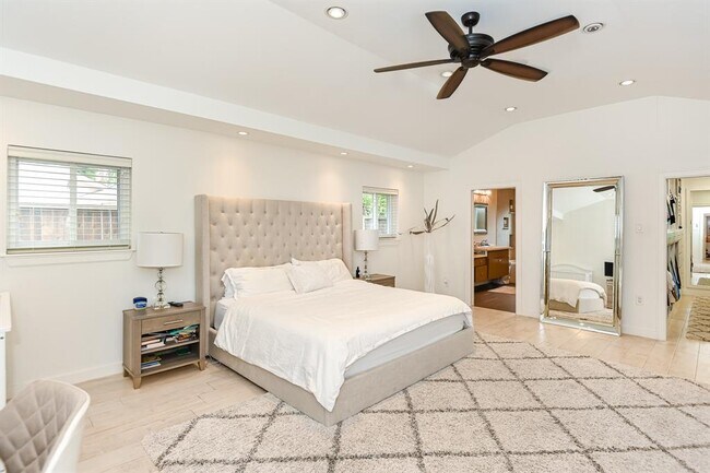 Building Photo - 8911 Birdwood Ct