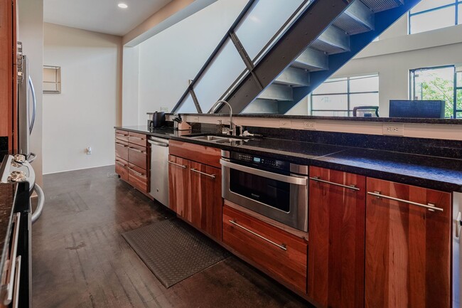 Building Photo - Fully Furnished 2-Level Condo for Traveling Nurses | 1,549 Sq Ft | Private Parking | Shared Living