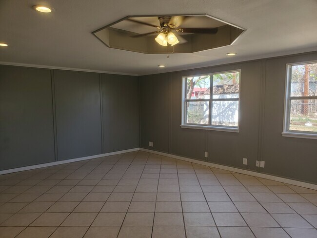 Building Photo - 2824 W Beauregard Ave